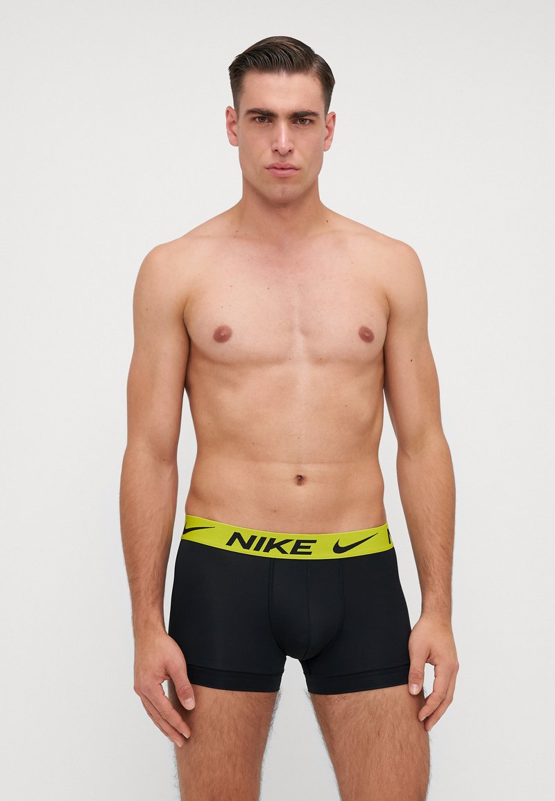 Czarne bokserki z neonowo-żółwą elastyczną talią z logo Nike, o dopasowanym kroju i miękkim, elastycznym materiale.