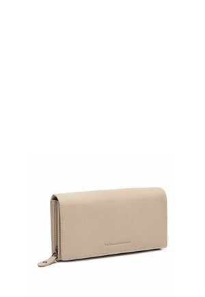 Cartera rectangular de cuero beige con cierre de cremallera y logo de la marca sutilmente grabado en relieve en la esquina inferior derecha del frente.