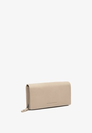 Cartera rectangular de cuero beige con cierre de cremallera y logo de la marca sutilmente grabado en relieve en la esquina inferior derecha del frente.