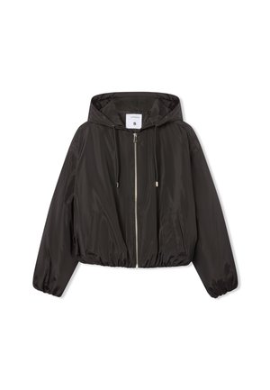 Giubbotto bomber leggero e nero con cappuccio, polsini e vita elasticizzati; presenta una zip frontale e due tasche laterali.