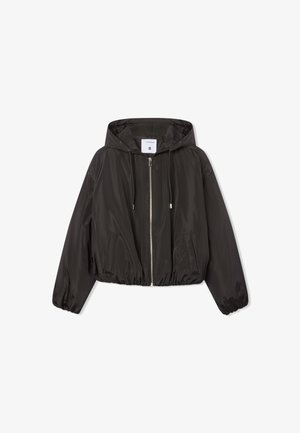 Giubbotto bomber leggero e nero con cappuccio, polsini e vita elasticizzati; presenta una zip frontale e due tasche laterali.