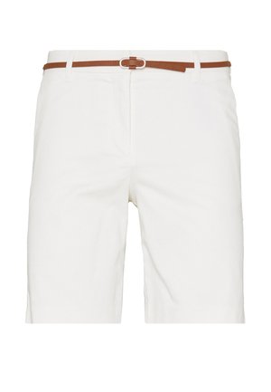 Shorts blancs avec une texture lisse, dotés d'une ceinture en cuir marron avec une boucle en argent. Conçus avec une coupe classique.