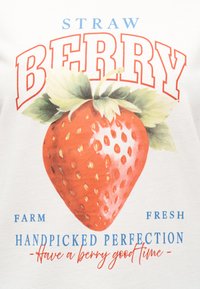 Μεγάλη κόκκινη φράουλα με πράσινα φύλλα περιβαλλόμενη από κείμενο: «ΦΡΑΟΥΛΑ,» «ΦΡΕΣΚΟ ΑΠΟ ΤΤοΝ ΑΓΡΟ,» «ΤΕΛΕΙΟ ΧΕΙΡΟΠΟΙΗΤΟ ΣΟΚΟΛΑΙΤΑΚΙ,» και «Να περάσεις τέλεια με φράουλες.»