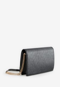 Juodos spalvos dirbtinės odos rankinė su tekstūruotu paviršiumi, aukso spalvos grandinėlės dirželiu ir struktūruotos stačiakampės formos.