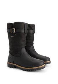 Een paar zwarte leren laarzen tot halverwege de kuit met een getextureerde bovenkant, een verstelbare band en gesp, en een robuuste rubberen zool met tan stiksel.