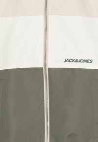 Jack & Jones Junior JJELEGACY LIGHT HOOD  - Viegla jaka - agave green/cloud dancer blocking