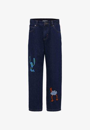 Donkerblauwe denim jeans met een relaxte pasvorm, voorzien van kleurrijke geborduurde ontwerpen van een persoon en een dier aan de voorkant.
