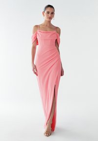 Roza obleka do tal iz gladkega blaga. Ima odprta ramenca, oprijet zgornji del, gube in visok stranski razporek do stegna.