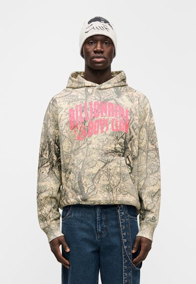 Φούτερ με κουκούλα καμουφλάζ σε μπεζ απόχρωση με ροζ λογότυπο "Billionaire Boys Club", διαθέτει μπροστινή τσέπη και κουκούλα με κορδόνι, συνδυασμένο με μπλε τζιν παντελόνι.