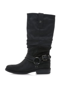 Bota negra de caña alta con un diseño arrugado, hecha de material suave. Presenta un acento de cinturón trenzado, hebilla de metal y tacón bajo cuadrado.