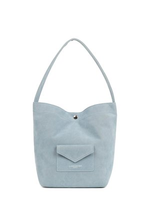 Jasnoniebieska torba na ramię z zamszu z przednią kieszenią na zatrzask i pojedynczym paskiem do noszenia.