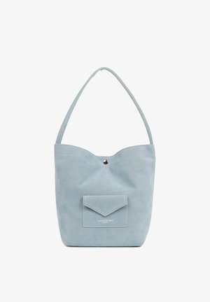 Jasnoniebieska torba na ramię z zamszu z przednią kieszenią na zatrzask i pojedynczym paskiem do noszenia.