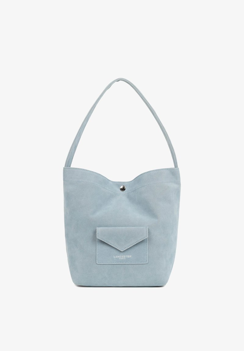 Lichtblauwe suède schoudertas met een voorvak met drukknoop en een enkele hengsel.