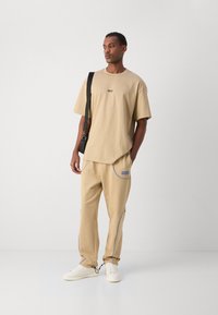 HUGO NALONO - Apdrukāts T-krekls - medium beige