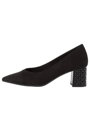 Schwarzer Pumps mit spitzer Kappe und Blockabsatz, verziert mit glänzenden schwarzen quadratischen Nieten, seitlich dargestellt.