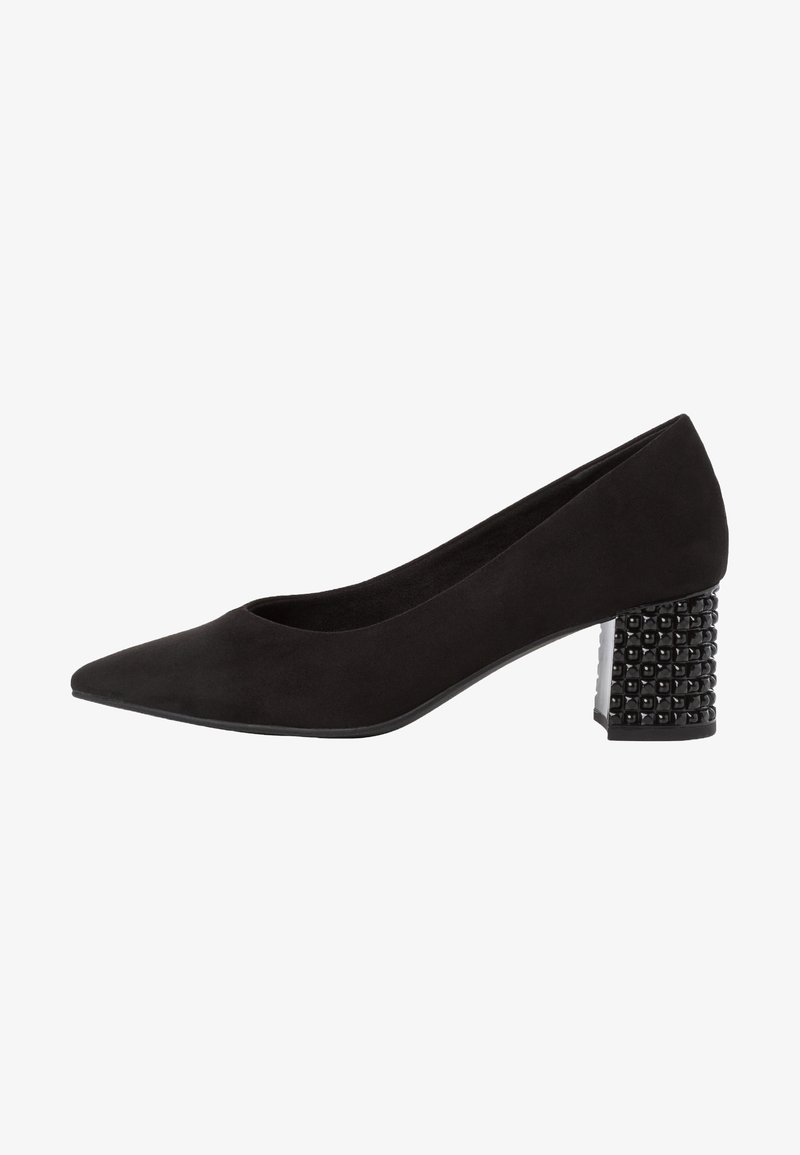 Escarpin noir à bout pointu avec talon bloc décoré de clous carrés noirs brillants, vu de côté.
