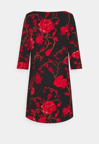 Robe noire à mi-longueur avec des manches trois-quarts, dotée d'un motif floral rouge comprenant de grandes roses et des tiges sinueuses.