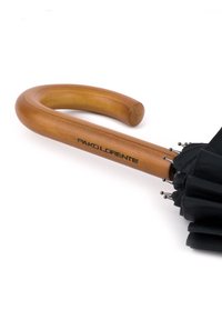 Czarna parasolka z wygiętym drewnianym uchwytem, z teksturowanym daszkiem i metalowymi prętami. Logo "PAKO LORENTE" umieszczone na uchwycie.