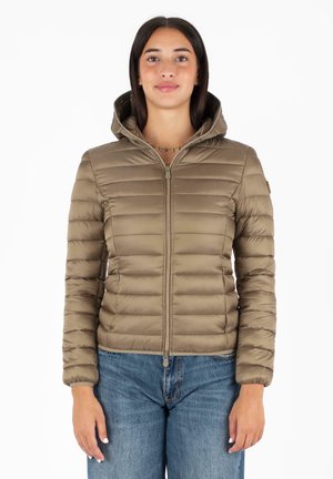 Khaki pufferjack met een capuchon, ritssluiting, ribgebreide manchetten en een gewatteerd patroon. Gecombineerd met blauwe jeans. Glad nylon textuur.