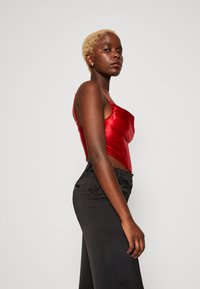 WAL G. CHRISTIAN CORSET CROP - Pluus - red