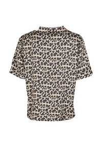 Košile s krátkým rukávem v leopardím vzoru vyrobená z měkké tkaniny. Má béžový podklad s černými a hnědými skvrnami. Rovný střih a volný pohodlný fit.