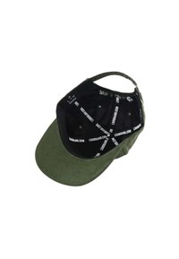 Olivengrüner Hut mit schwarzem Innenfutter, verziert mit weißen Logo-Mustern und Nähten. Der Schirm ist leicht gebogen und hat eine Wildleder-Textur.