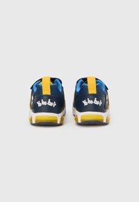 Παπούτσια για παιδιά σε ναυτικό μπλε και κίτρινο, με μπλε λεπτομέρειες, κατασκευασμένα από διχτυωτό υλικό, με λουριά βέλκρο και παιχνιδιάρικο σχέδιο "Yo bo bo!" στη φτέρνα.