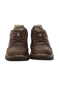 Braune Ledersneaker mit dunklen Mesh-Einsätzen, runder Spitze, braunen Schnürsenkeln und Gummisohlen. Versehen mit Ziernähten und Logo an der Seite.