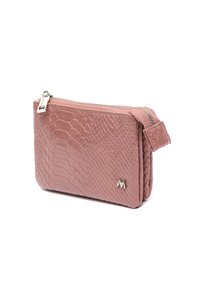 Pouch rosa con texture e zip, motivo pizzeria in serpente e piccolo logo metallico sul fronte, fotografato su sfondo bianco.