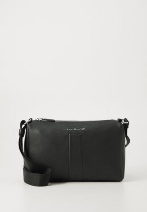 Czarna skórzana torba na ramię z zamkiem błyskawicznym, płaskim designem, wytłoczonym logo i regulowanym paskiem. Gładka faktura z minimalnymi detalami.