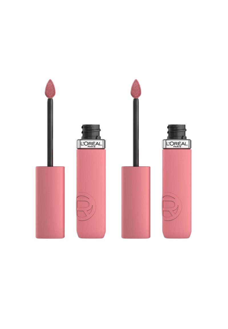 Des tubes de rouge à lèvres liquide rose avec une finition mate, dotés d'un applicateur en forme de pied de doe effilé. La marque est visible sur le capuchon noir.