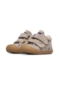 Scarpe in suede beige con motivi sportivi blu, doppie cinghie in velcro e suola in gomma testurizzata. Design a bassa altezza per una facile calzata.