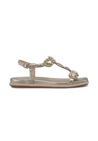 Metallic gouden platte sandalen met een teenlus, versierd met grote kristalaccenten en een gesp sluiting bij de enkelband.