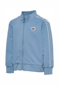 Jasnoniebieska kurtka na zamek wykonana z miękkiego materiału, z wysokim kołnierzem, białymi paskami po bokach i małym haftowanym wzorem na piersi.