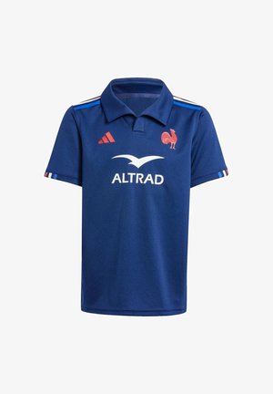 Blå polo shirt lavet af letvægtsstof med krave, broderet hønse-logo og kontrasterende røde og hvide striber på ærmerne.