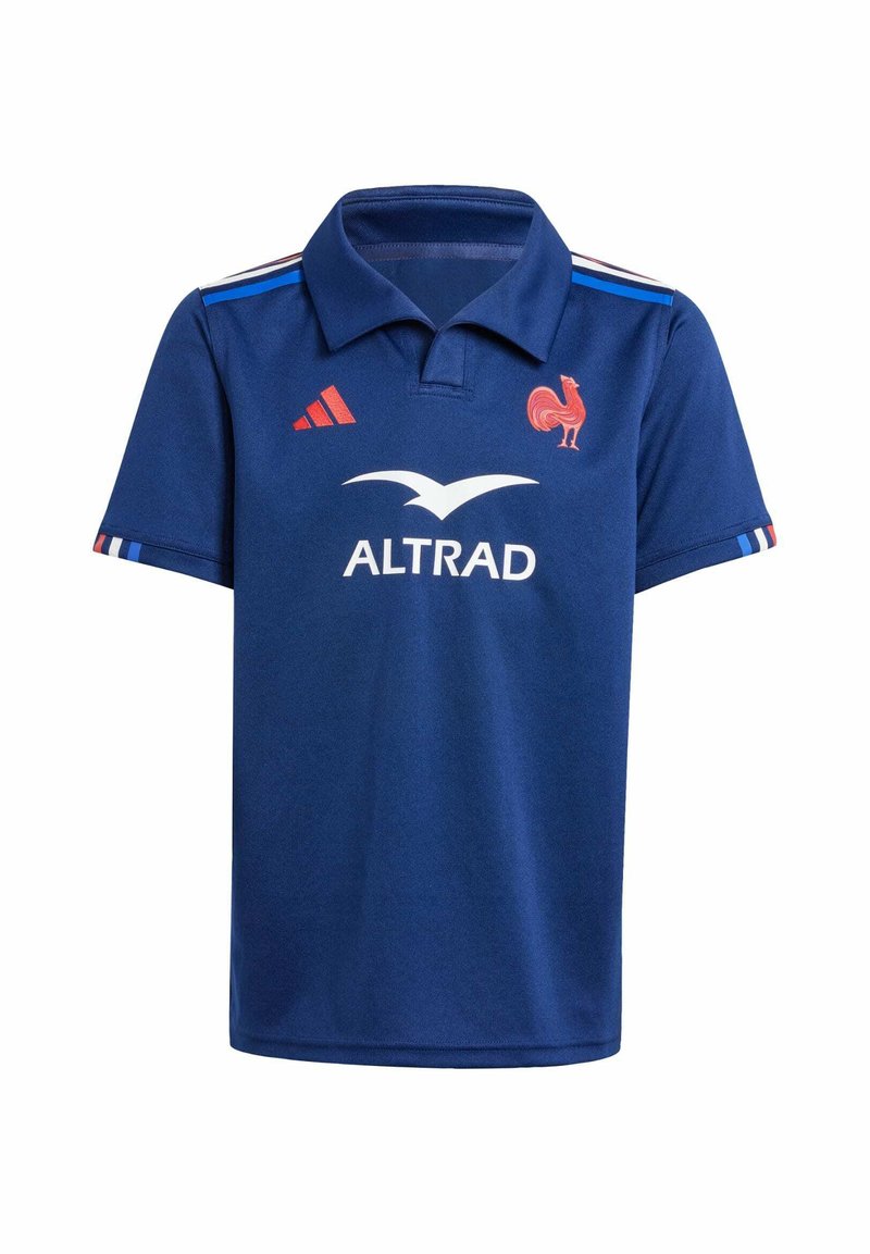 Modrá polo košeľa vyrobená z ľahkej tkaniny, s golierom, vyšitým logom kohúta a kontrastnými červenými a bielymi pruhmi na rukávoch.