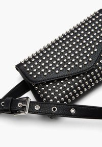 Borsa a mano in pelle nera con dettagli in metallo argentato, dotata di chiusura a patta e tracolla regolabile. Superficie texture con accenti metallici.