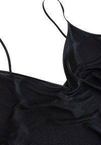 Schwarzes Satin-Camisole mit dünnen Trägern, einem V-Ausschnitt und einer glatten, glänzenden Textur mit sanften Drapierungen.