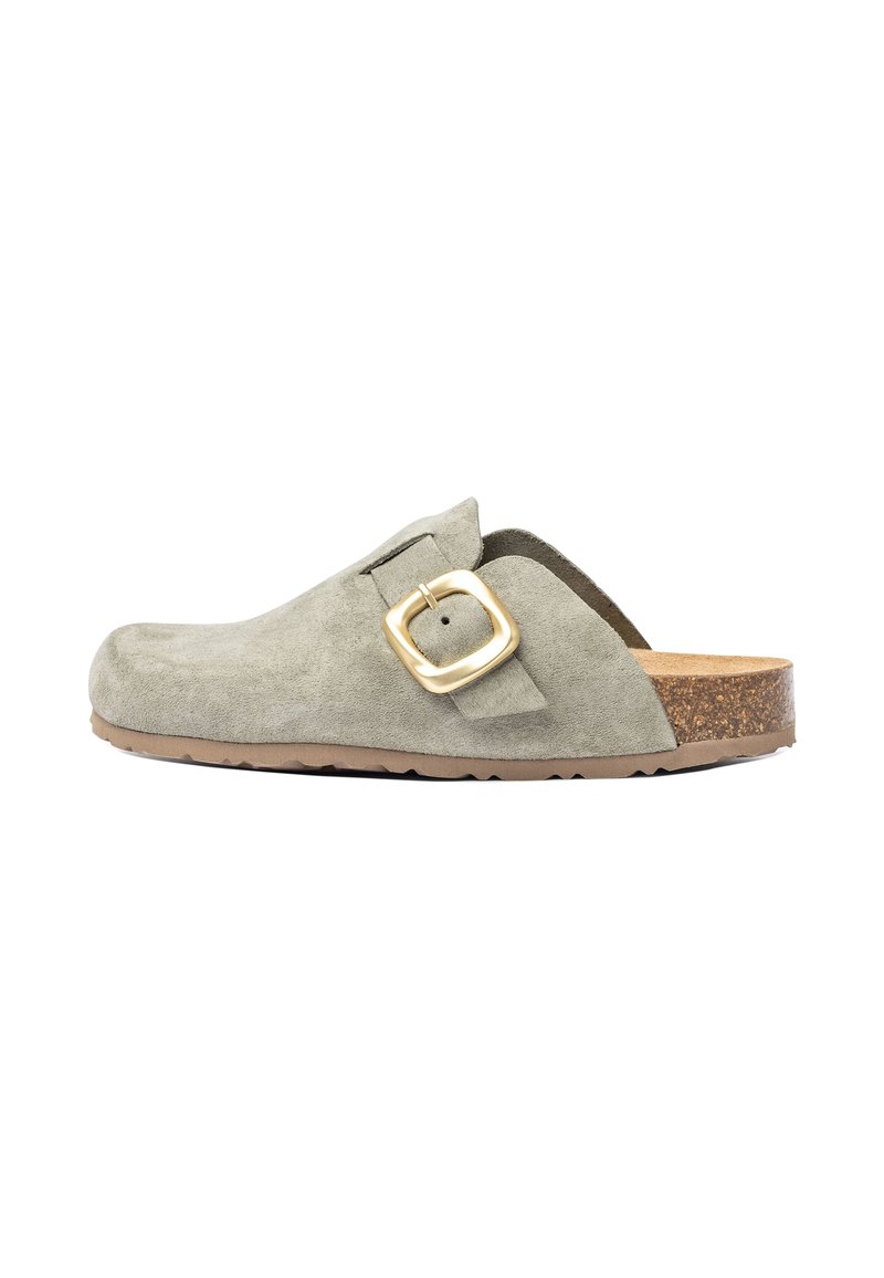 Graue Wildlederclogs mit einer goldenen Schnalle, Korksohle und Gummilaufsohle. Mit offenem Rücken und runder Zehenform.