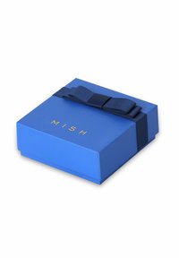 Blaues Geschenkpaket mit einer marineblauen Schleife; mit goldener Schrift, die "MISH" oben drauf spell. Glatte Oberfläche und quadratische Form.