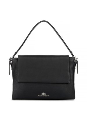 Bolso de mano de cuero negro con solapa plegable, textura suave, herrajes plateados y un logo en el frente. Presenta una sola correa para el hombro.