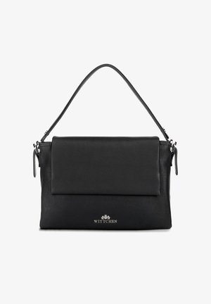 Bolso de mano de cuero negro con solapa plegable, textura suave, herrajes plateados y un logo en el frente. Presenta una sola correa para el hombro.
