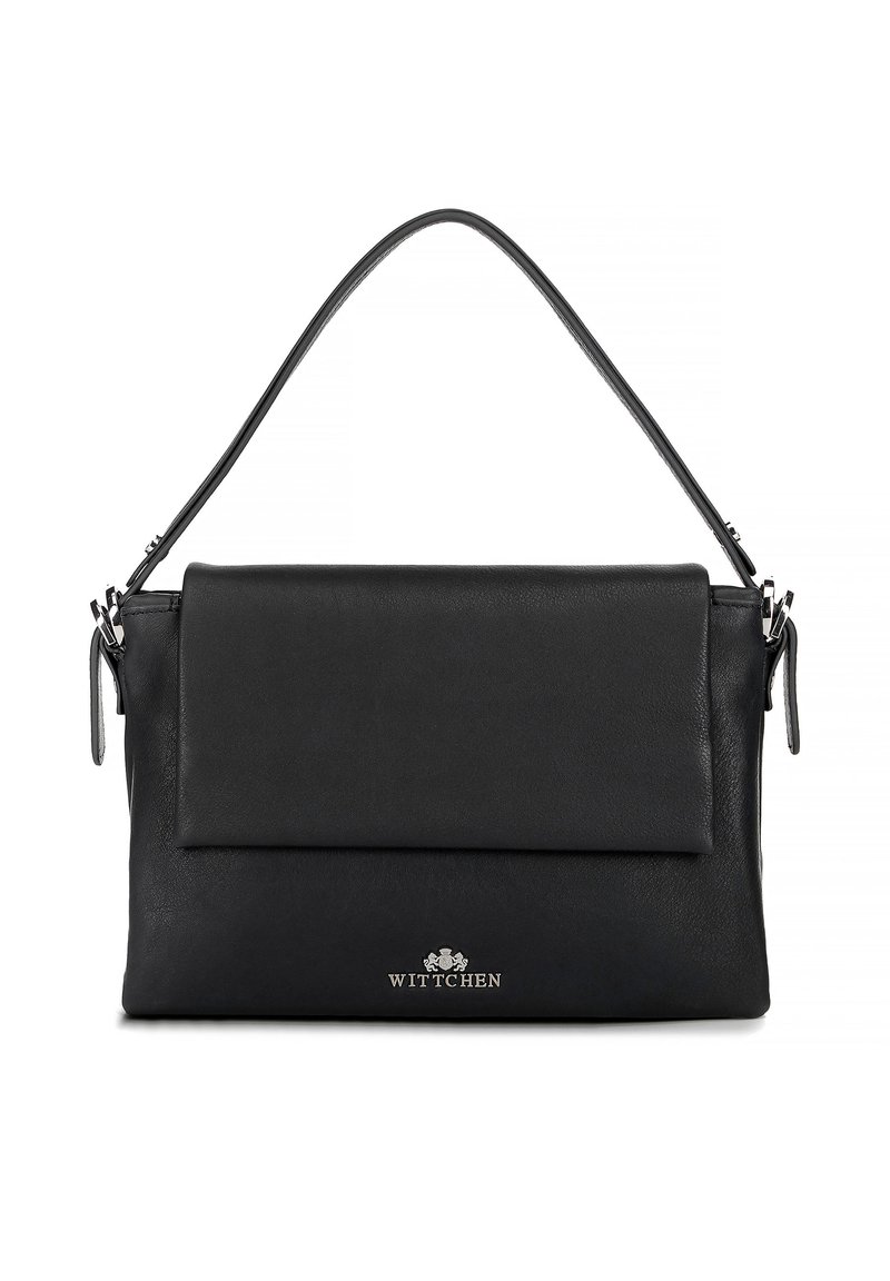 Borsa a tracolla in pelle nera con pattina pieghevole, texture liscia, hardware in argento e logo sul fronte. Presenta una singola tracolla.