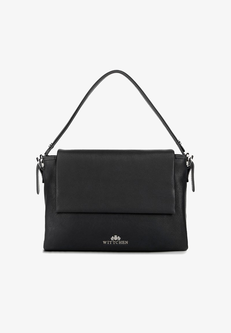 Borsa a tracolla in pelle nera con pattina pieghevole, texture liscia, hardware in argento e logo sul fronte. Presenta una singola tracolla.