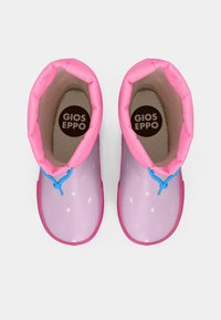 Bottes d'hiver pour enfants en rose et lilas avec des motifs d'étoiles, des fermetures à cordon bleu et un intérieur beige, de la marque Gios Eppo.