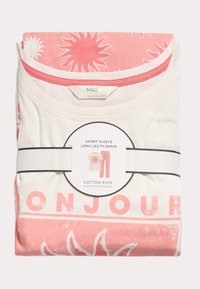 Kurzärmelige, baumwollreiche Pyjamas mit einem rosa-weißen Design und Sonnenmustern, verpackt mit einem runden Etikett und einem marineblauen Akzentband.
