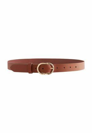 Ceinture en cuir marron avec une boucle métallique double boucle dorée et plusieurs trous de réglage sur fond blanc.