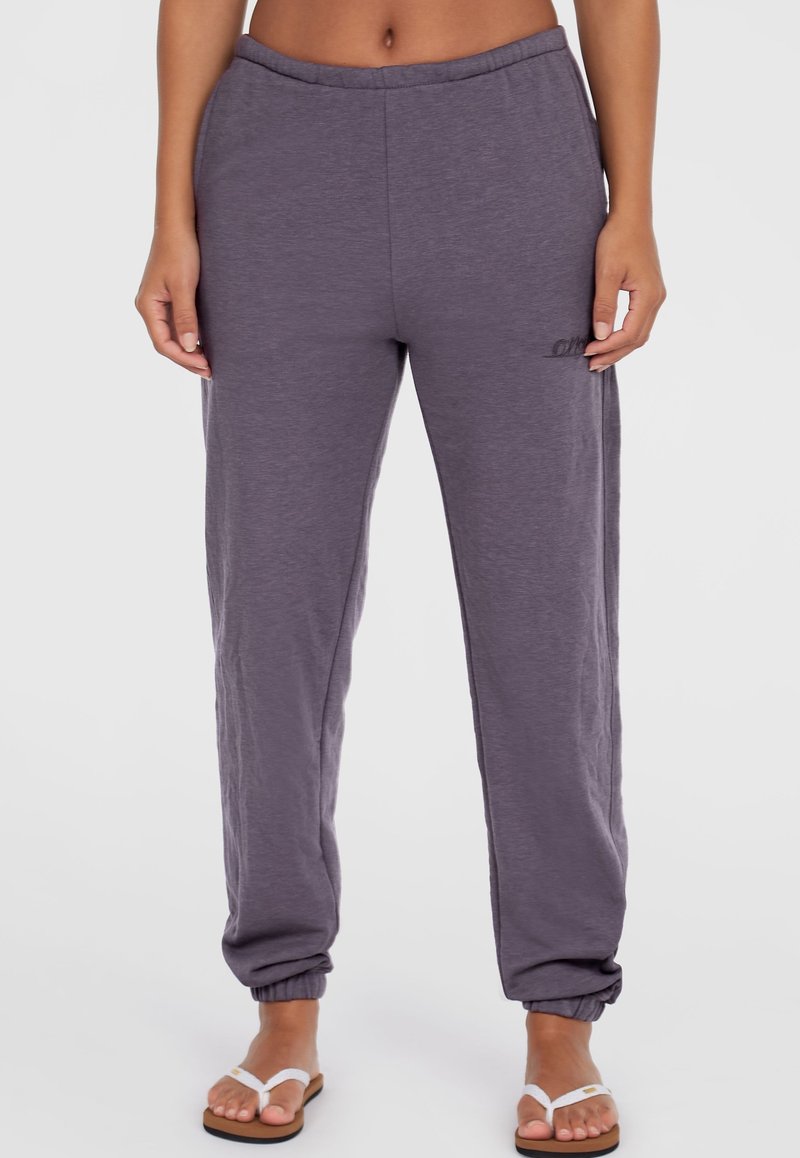 Jogger grigi leggeri con vestibilità rilassata, vita elastica e caviglie con polsini, caratterizzati da un logo discreto sul lato.