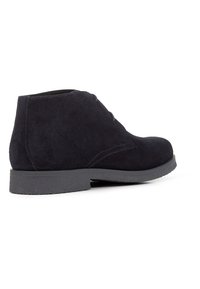 Stivaletto alla caviglia in suede nero con chiusura frontale con lacci e suola in gomma strutturata, vista laterale su sfondo bianco.