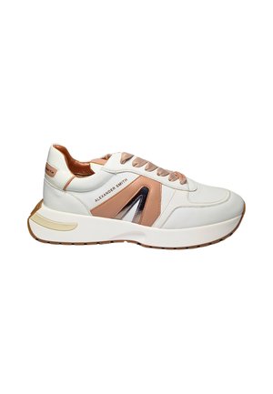 Sneaker bianco e beige con accenti marroni e neri, design con lacci, suola spessa e marchio "Alexander Smith" sul lato e sul tallone.